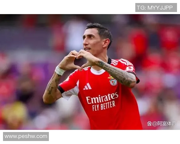 足球明星时尚衣装搭配解析与精选图片展示让你领略球场外的魅力风采